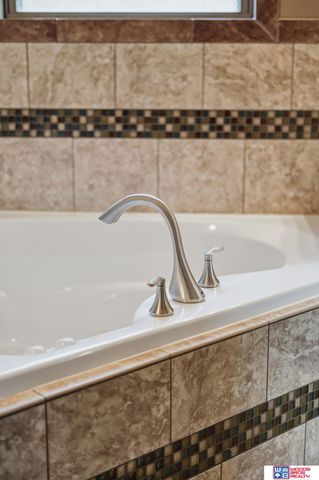 2737 Shadowbrook Drive, Lincoln, NE 68516