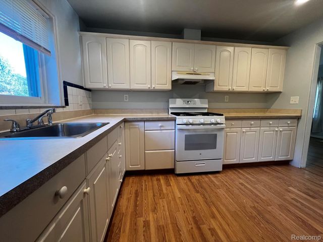 3431 Crooks Road, Troy, MI 48084