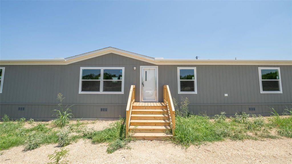 1121 Callihan RD, Luling, TX 78648