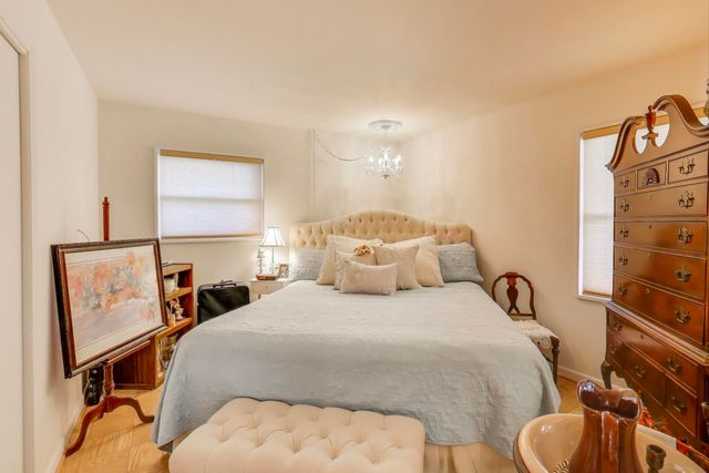 218 Greenbriar Street, Elk Grove Village, IL 60007