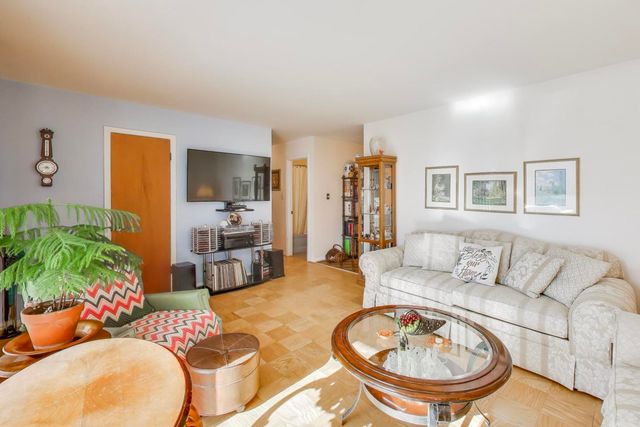 218 Greenbriar Street, Elk Grove Village, IL 60007