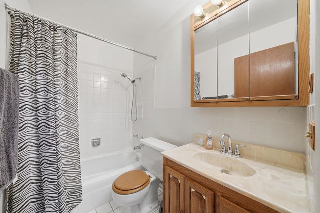 10361 DEARLOVE Road 2C, Glenview, IL 60025