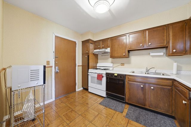 10361 DEARLOVE Road 2C, Glenview, IL 60025