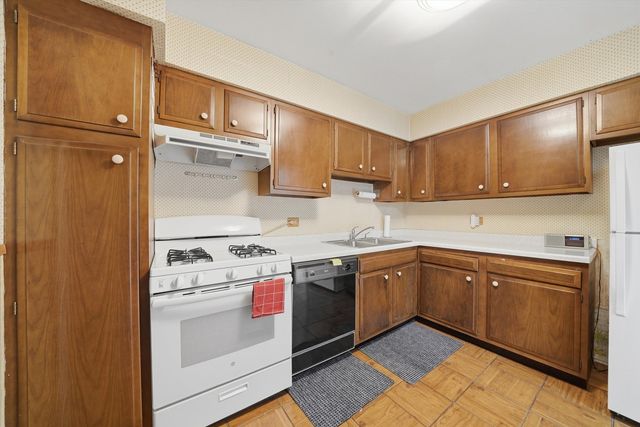 10361 DEARLOVE Road 2C, Glenview, IL 60025