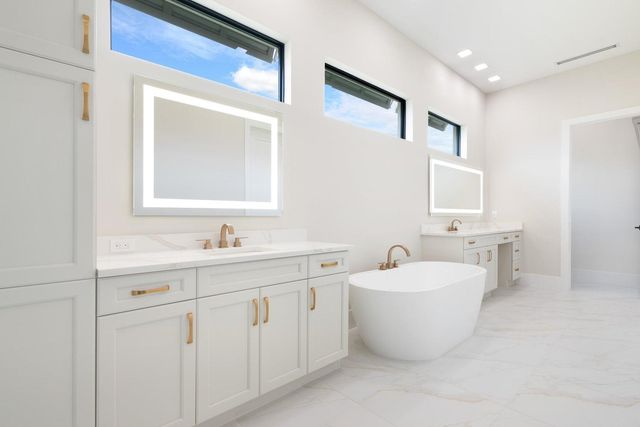 109 SE Via Verona, Port St. Lucie, FL 34984