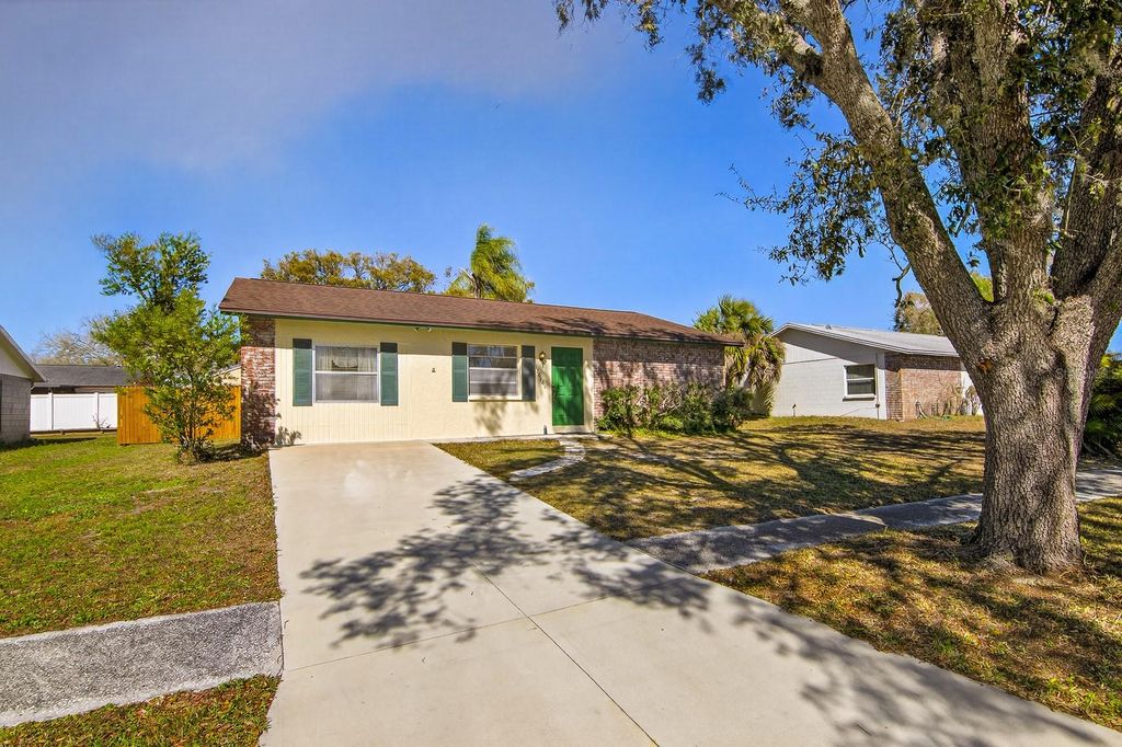 Image 2 of property listing at 13816 PATHFINDER DRIVE, Tampa, FL 33625