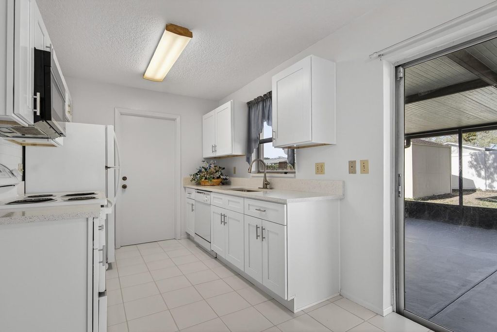 Image 11 of property listing at 13816 PATHFINDER DRIVE, Tampa, FL 33625