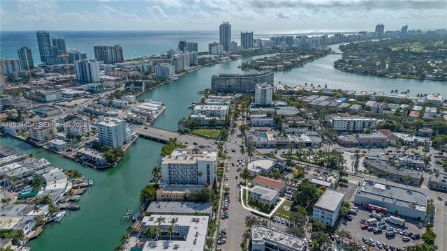 7124 Bay Dr, Miami Beach, FL 33141