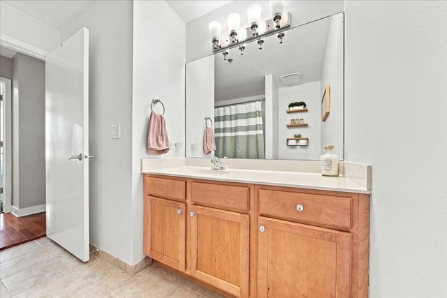6000 N Cicero Avenue 515, Chicago, IL 60646