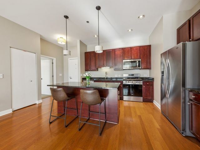 6000 N Cicero Avenue 515, Chicago, IL 60646