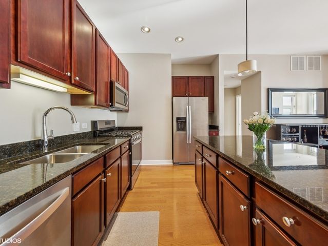 6000 N Cicero Avenue 515, Chicago, IL 60646
