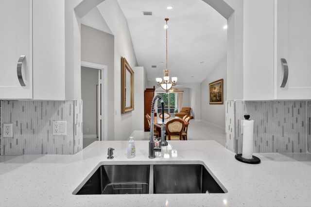 10564 Royal Caribbean Circle, Boynton Beach, FL 33437