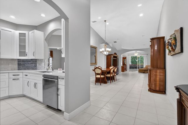 10564 Royal Caribbean Circle, Boynton Beach, FL 33437