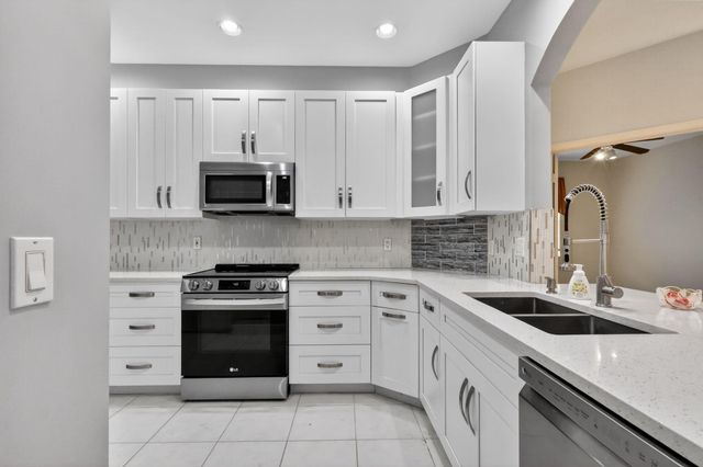 10564 Royal Caribbean Circle, Boynton Beach, FL 33437