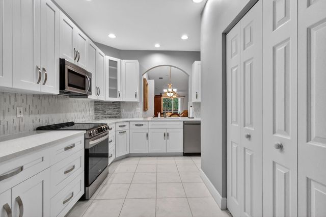 10564 Royal Caribbean Circle, Boynton Beach, FL 33437