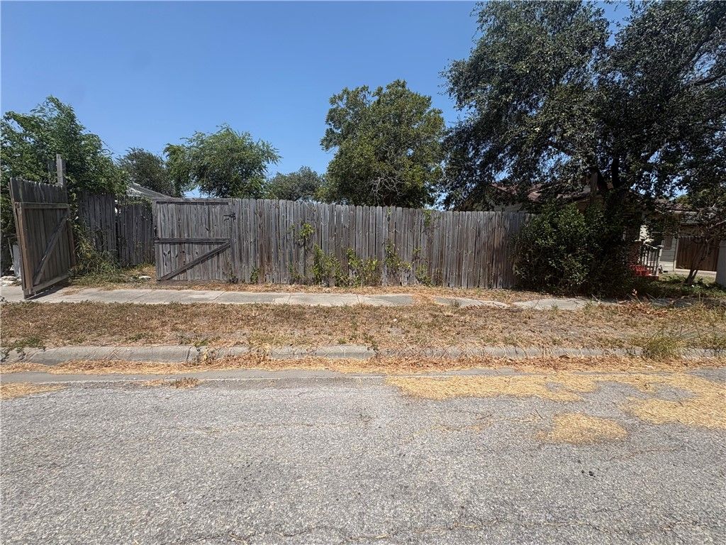 4030 Lou St, Corpus Christi, TX 78405 — photo 4