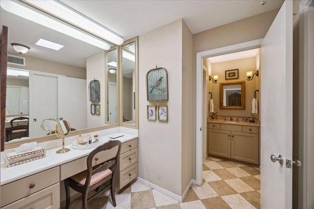 5000 Longmont Drive 14, Houston, TX 77056