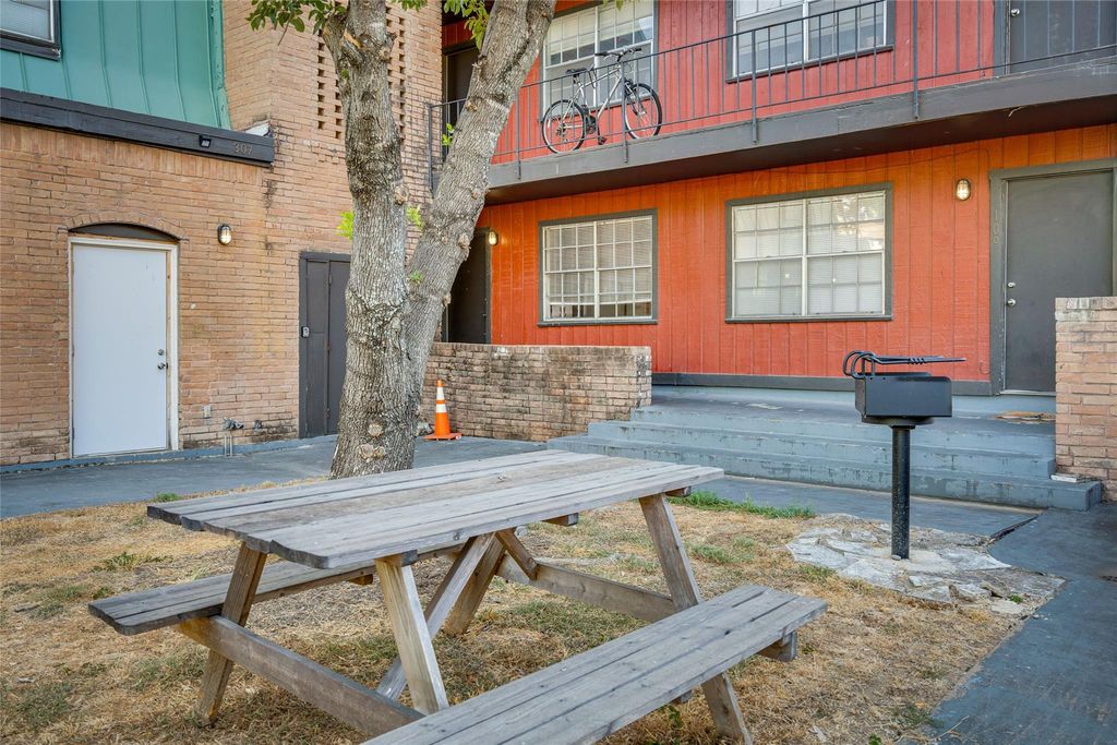 307 E 31 ST 106, Austin, TX 78705