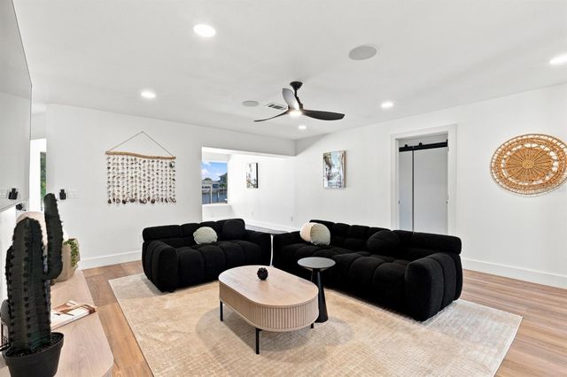 320 PALM ISLAND NE, Clearwater Beach, FL 33767