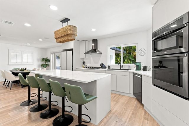 320 PALM ISLAND NE, Clearwater Beach, FL 33767