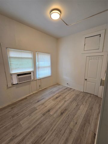 1615 Alston Avenue D, Fort Worth, TX 76104