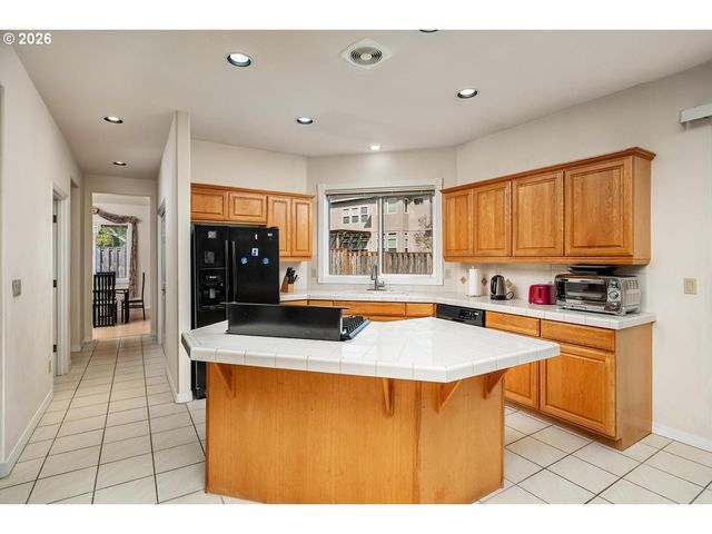 575 Nw BLUERIDGE Ct, Beaverton, OR 97006