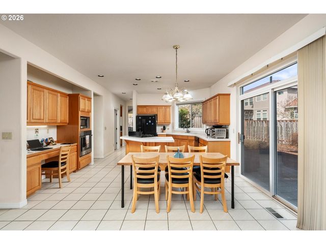 575 Nw BLUERIDGE Ct, Beaverton, OR 97006