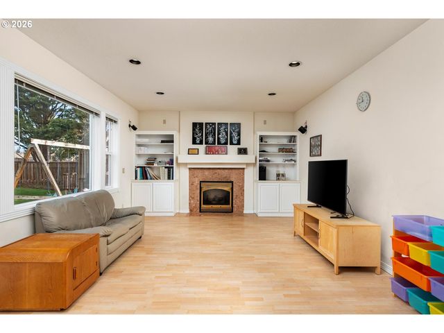 575 Nw BLUERIDGE Ct, Beaverton, OR 97006