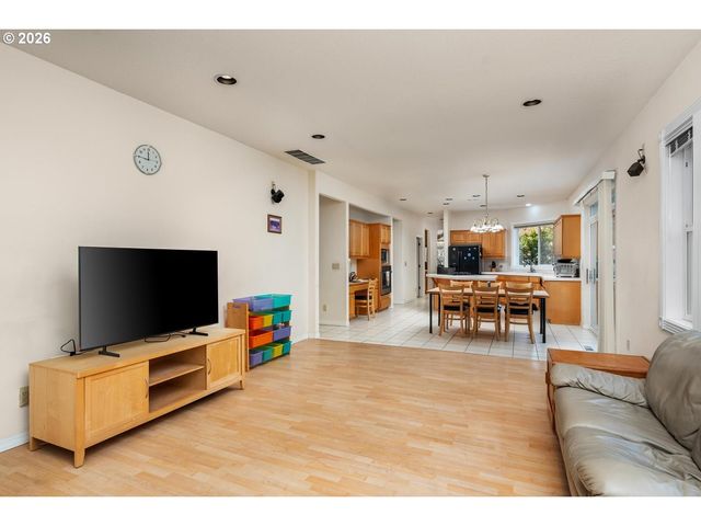 575 Nw BLUERIDGE Ct, Beaverton, OR 97006