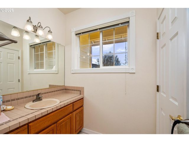 575 Nw BLUERIDGE Ct, Beaverton, OR 97006