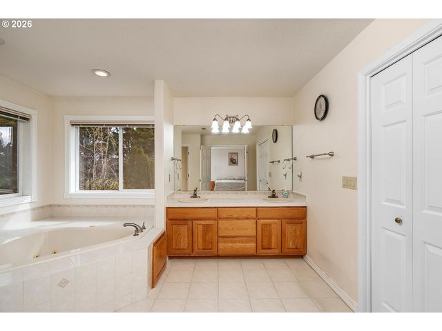 575 Nw BLUERIDGE Ct, Beaverton, OR 97006