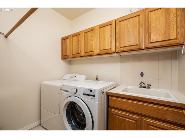 575 Nw BLUERIDGE Ct, Beaverton, OR 97006