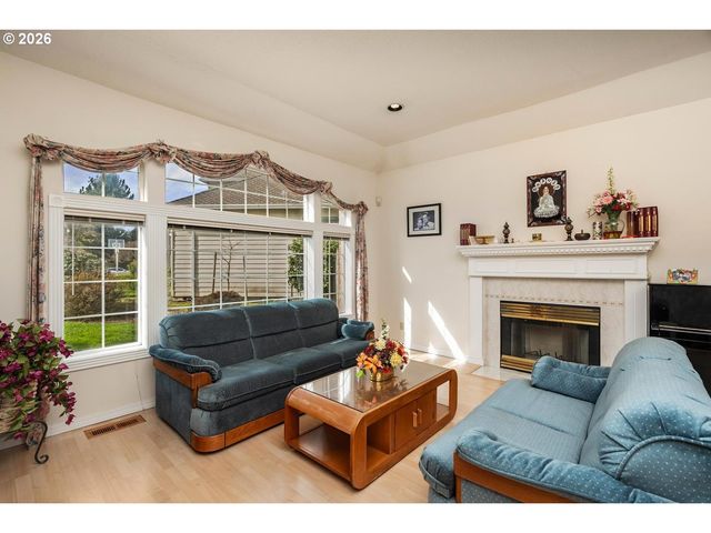 575 Nw BLUERIDGE Ct, Beaverton, OR 97006