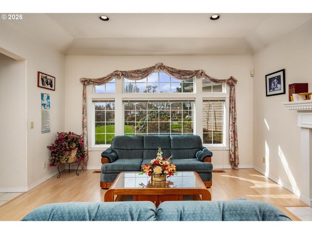 575 Nw BLUERIDGE Ct, Beaverton, OR 97006