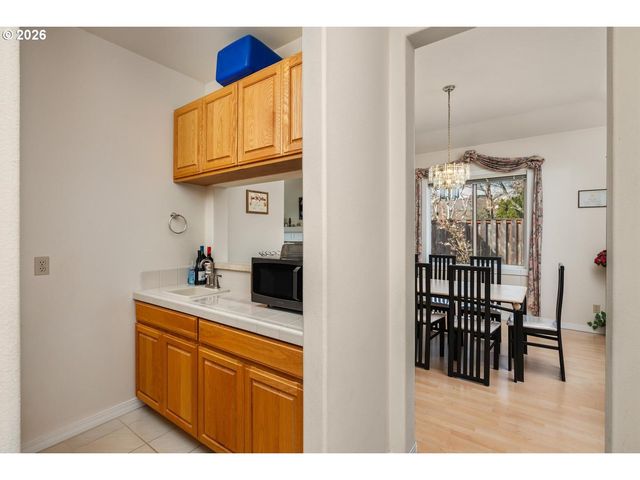 575 Nw BLUERIDGE Ct, Beaverton, OR 97006