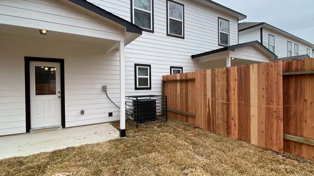 5225 E Houston Road A, Houston, TX 77028
