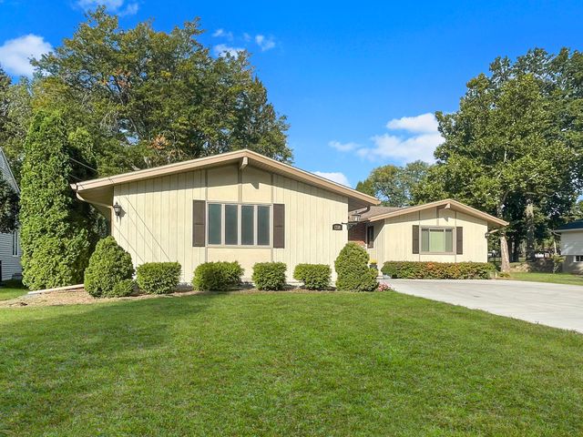 1318 Ridgefield Road, Freeport, IL 61032