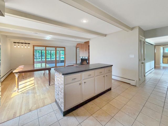 1318 Ridgefield Road, Freeport, IL 61032