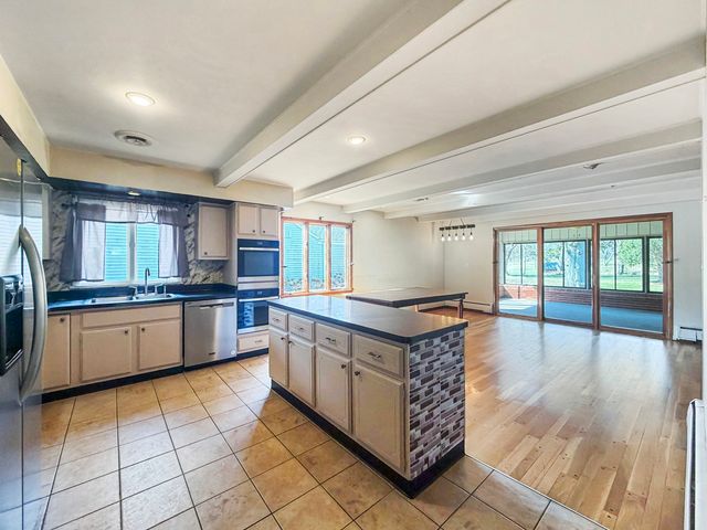 1318 Ridgefield Road, Freeport, IL 61032