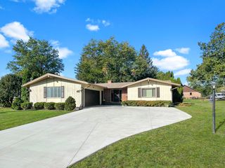 1318 Ridgefield Road, Freeport, IL 61032