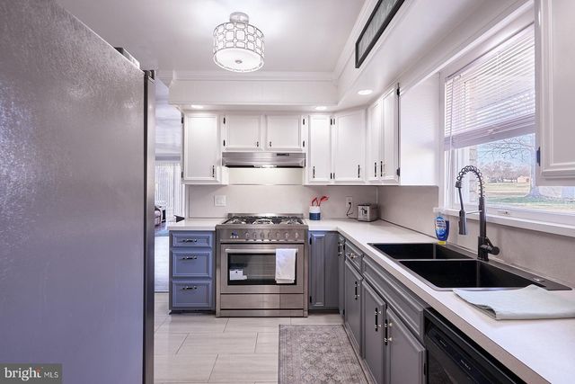 884 AHRENS RD, Reading, PA 19606