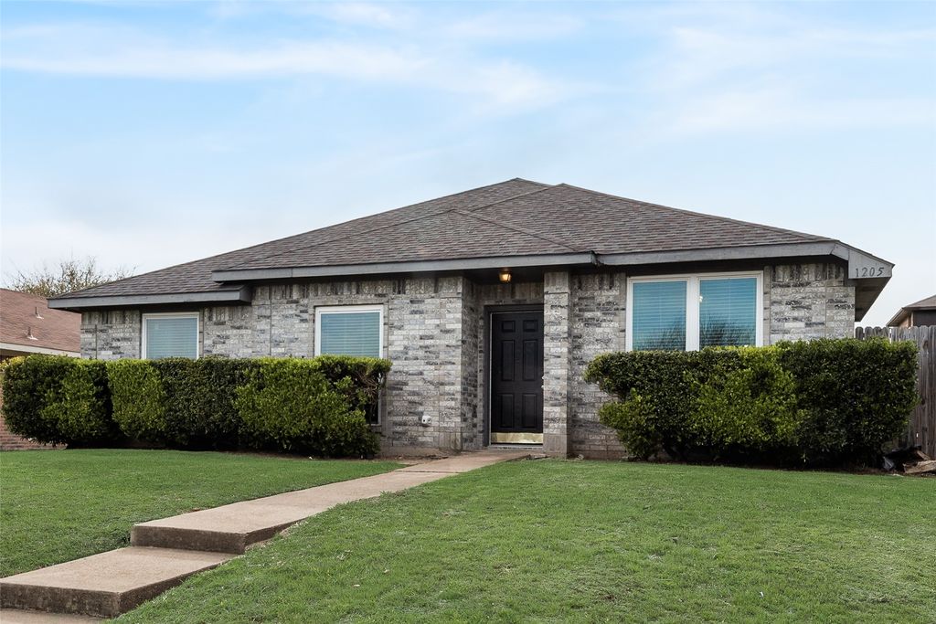 1205 Candlenut Court, Desoto, TX 75115