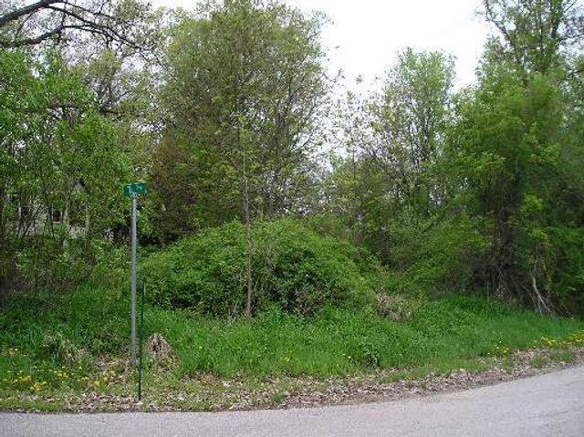 West Riverside Drive, Mchenry, IL 60051
