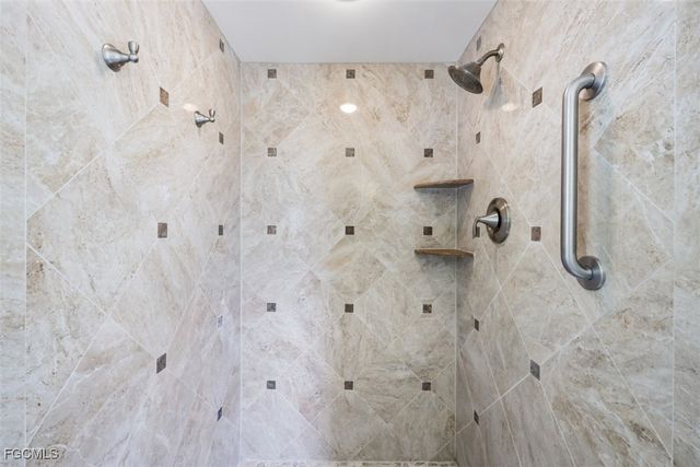 1030 Aqua LN, Fort Myers, FL 33919