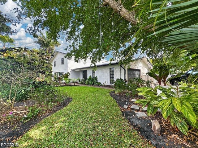 1030 Aqua LN, Fort Myers, FL 33919