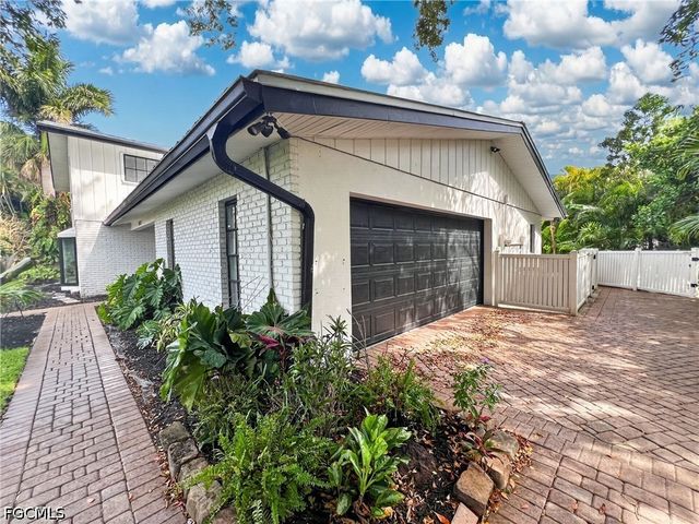 1030 Aqua LN, Fort Myers, FL 33919