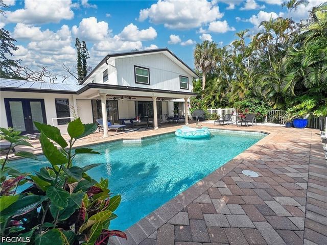 1030 Aqua LN, Fort Myers, FL 33919
