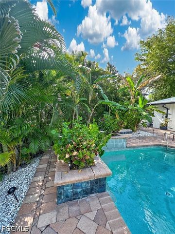 1030 Aqua LN, Fort Myers, FL 33919