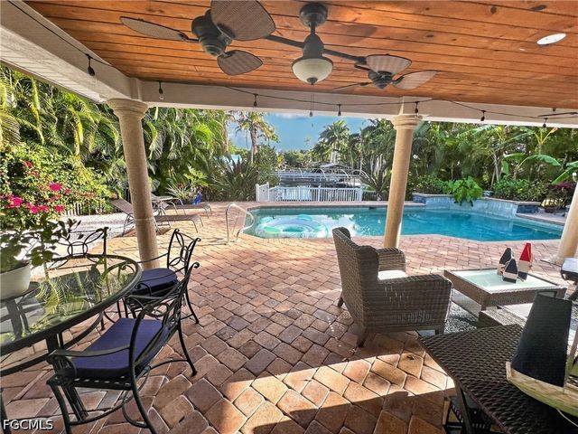 1030 Aqua LN, Fort Myers, FL 33919