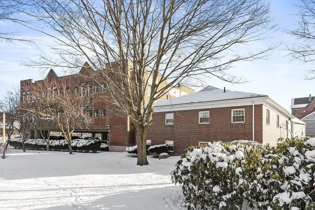 63 Shore Road 14, Winchester, MA 01890